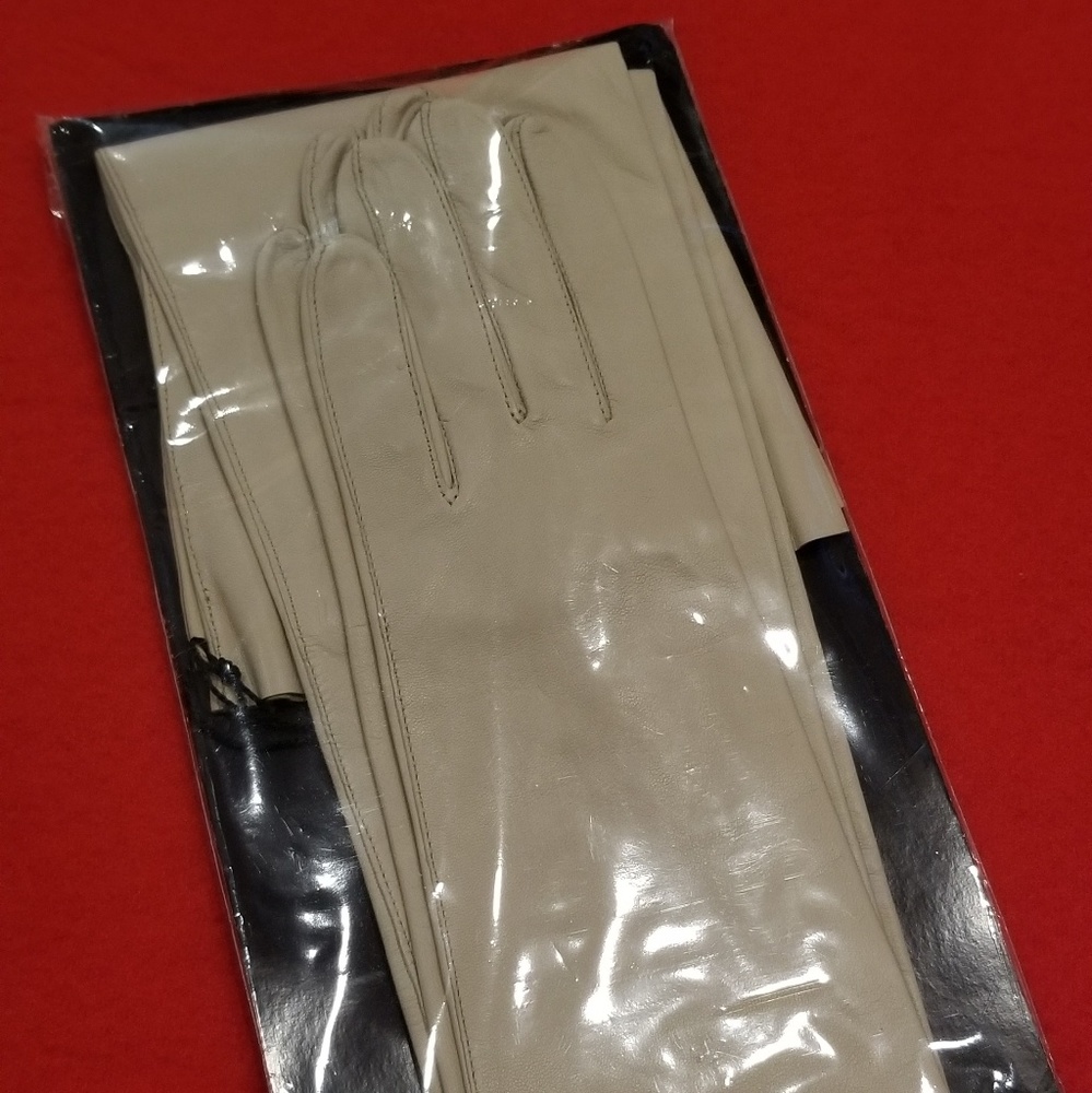 Jacqueline Gloves by Dorothy Gaspar - Picture 4 of 4